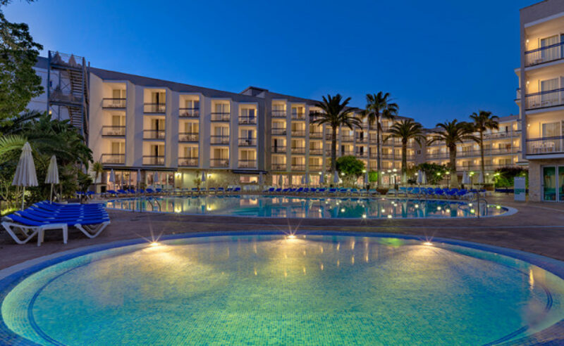 Casa Del Mar Piscina swimming pool by night